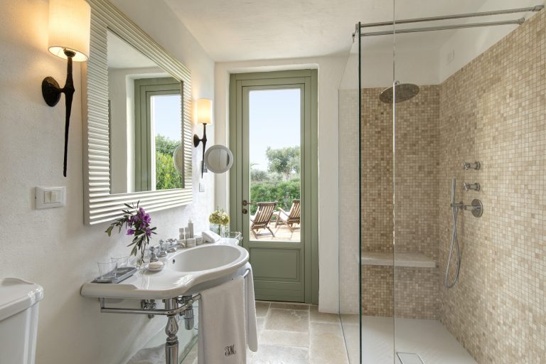 Masseria Torre Maizza Deluxe Room with Terrace - bathroom