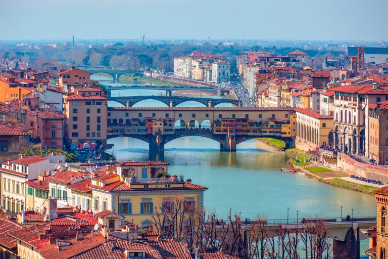 Ponte Vecchio sobre el río Arno en Florencia, Italia