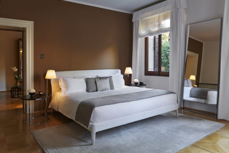 Aman Venice - Accommodation - standard room (no.12)_bedroom.tif