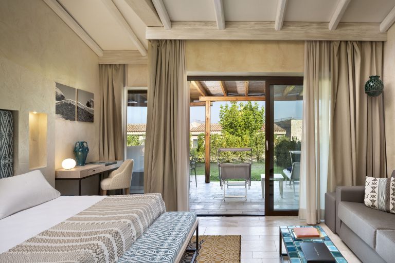04_Baglioni_Resort_Sardinia_Junior_Suite_Bedroom