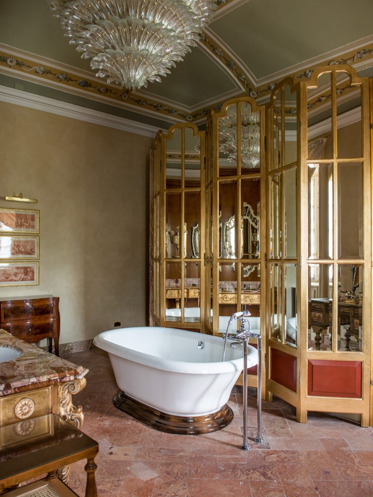 Passalacqua - 66 - Suite Bellini in the Villa with lake view bathroom © Ricky Monti