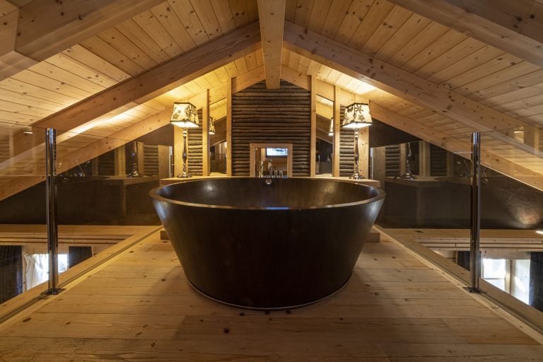 Rosapetra - Romantic Dolomites Suite - bathtub on loft
