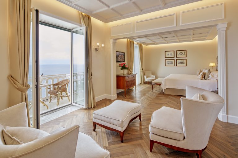 Grand Hotel Excelsior Vittoria - J0945_Room648_Bedroom (1)